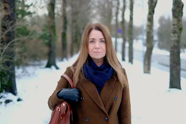 Kona sem stendur úti