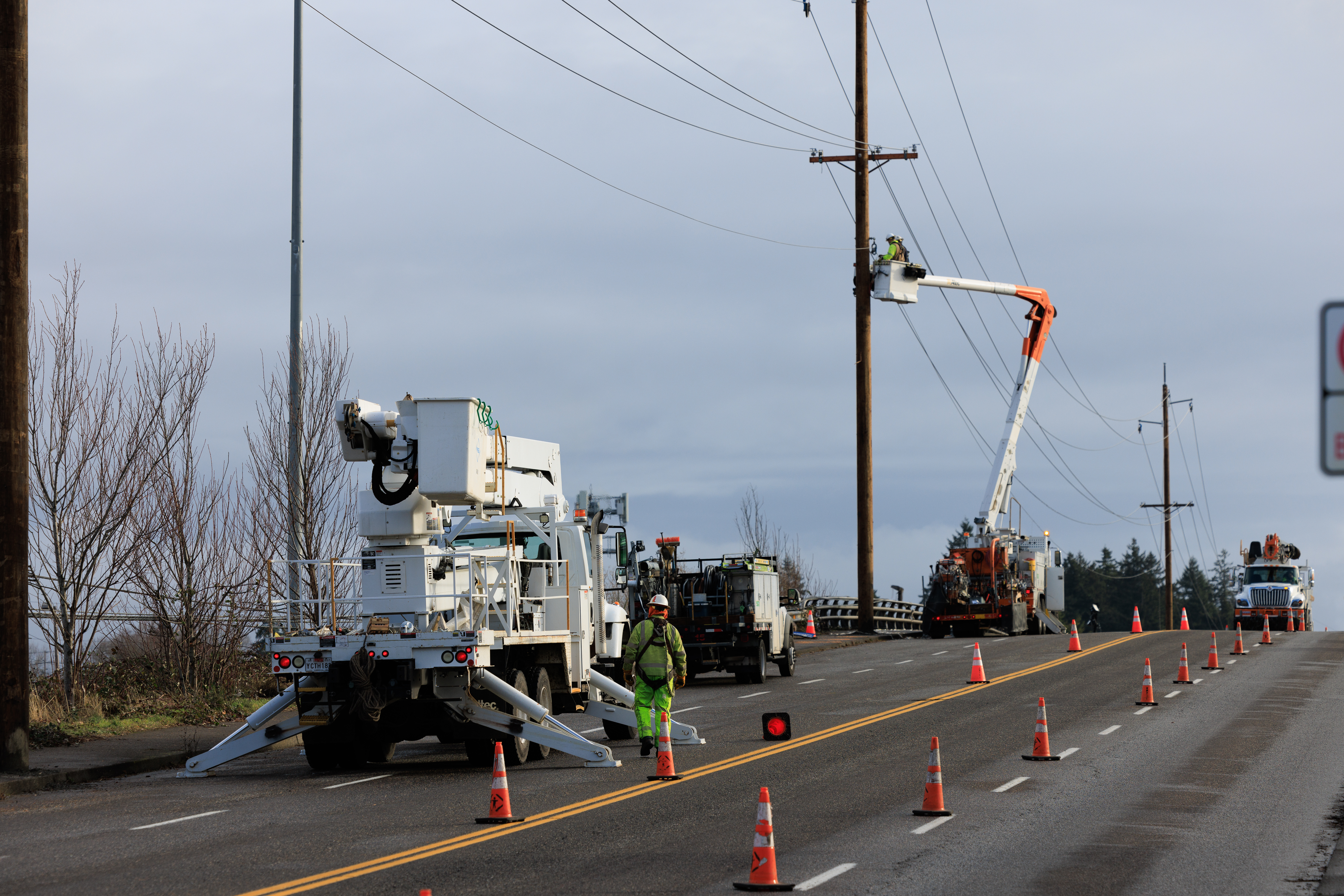 PGE crews repair transmission and distribution lines