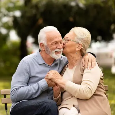 Pareja de adultos mayores en un banco