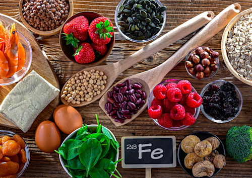 Una mesa llena de alimentos de todo tipo: carne, frutas y verduras
