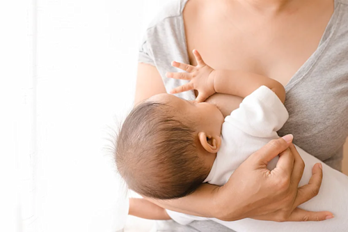 Madre amamantando a su bebé, etapa clave en la prevención de anemia infantil.