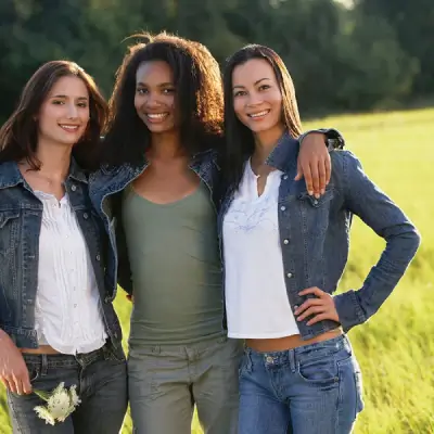 Grupo de mujeres representando bienestar y prevención de anemia femenina.