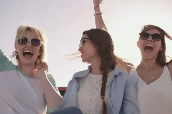 Mujeres disfrutando bienestar tras mejorar su salud y niveles de hierro.