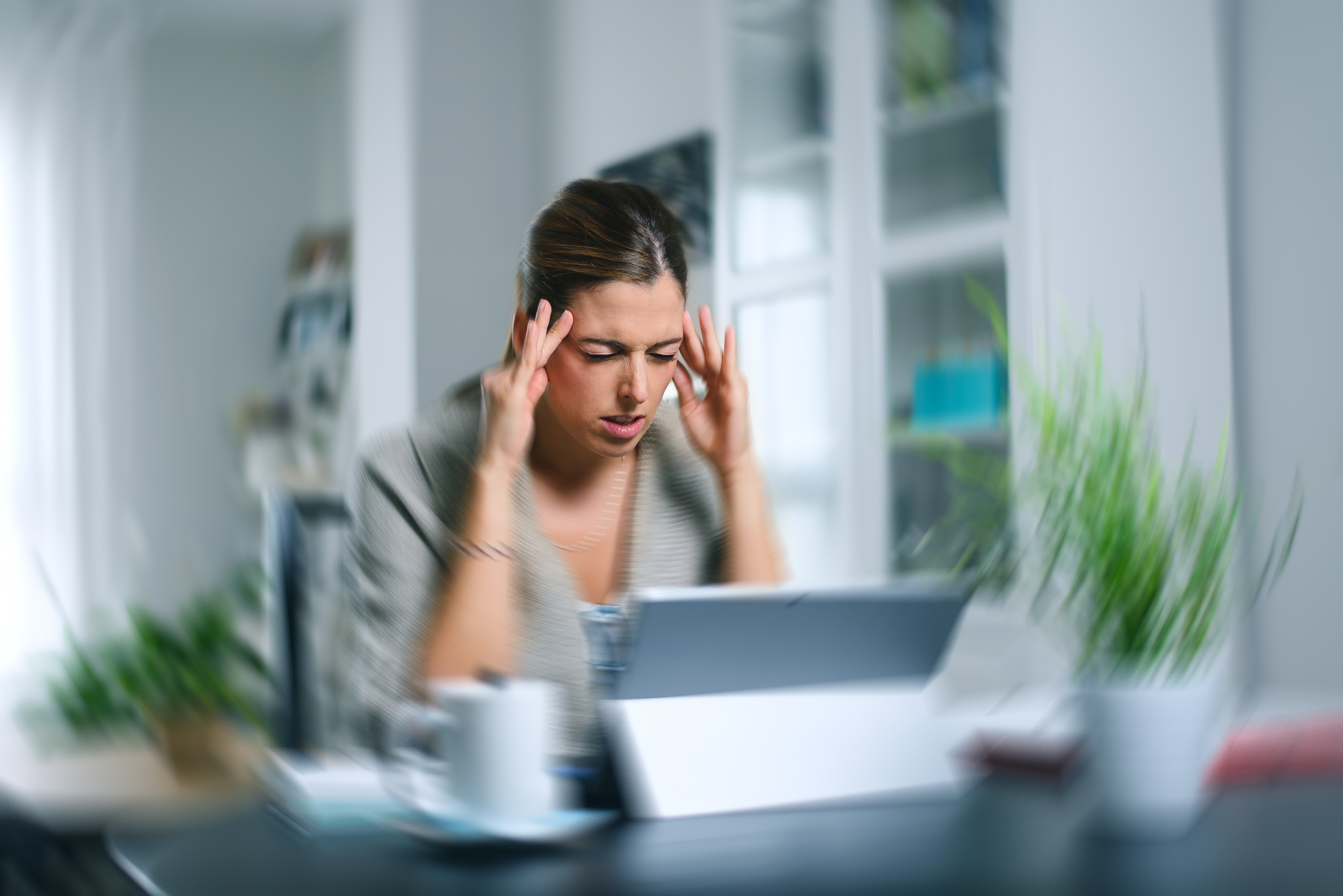 Mujer sentada sufriendo dolor de cabeza
