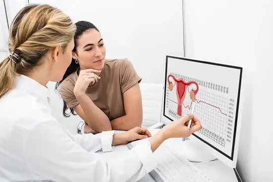 Mujer recibiendo orientación médica sobre salud femenina y anemia.