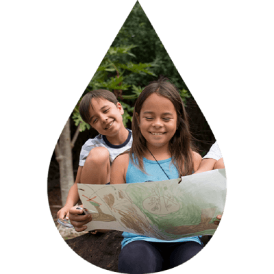 Niños explorando y aprendiendo, imagen asociada a prevención de anemia infantil.