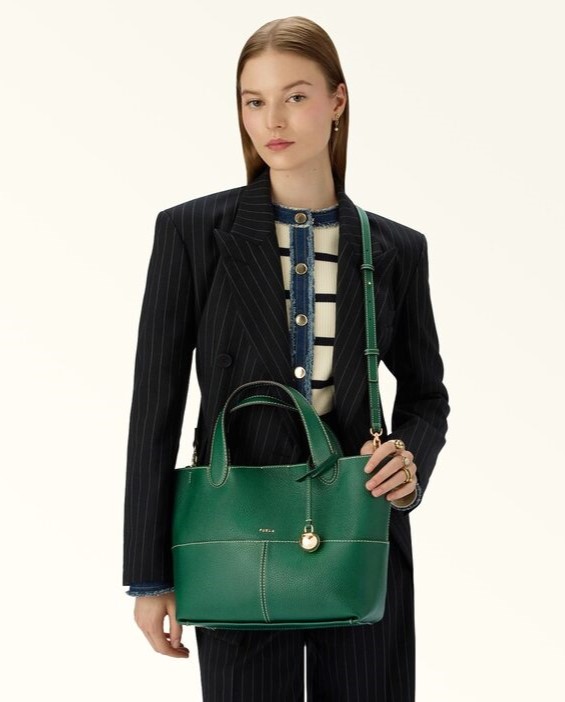 月末セール❣️極美品✨FURLA 現行モデル　2WAYショルダー　レザー　ベージュ フルラ FURLA フルラ ショルダーバッグ ディアマンテ ベージュ