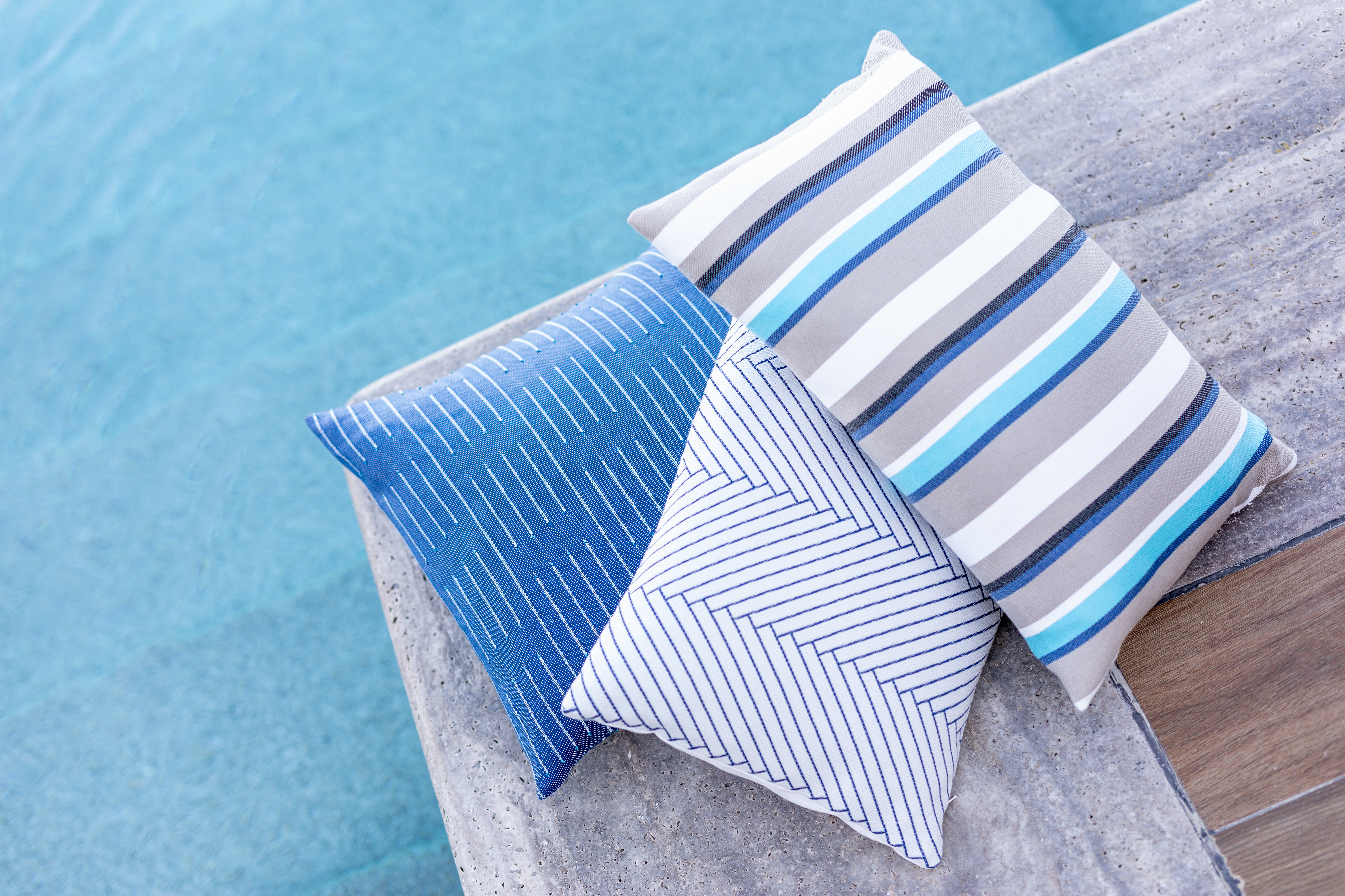 şezlonglarda mavi minderler