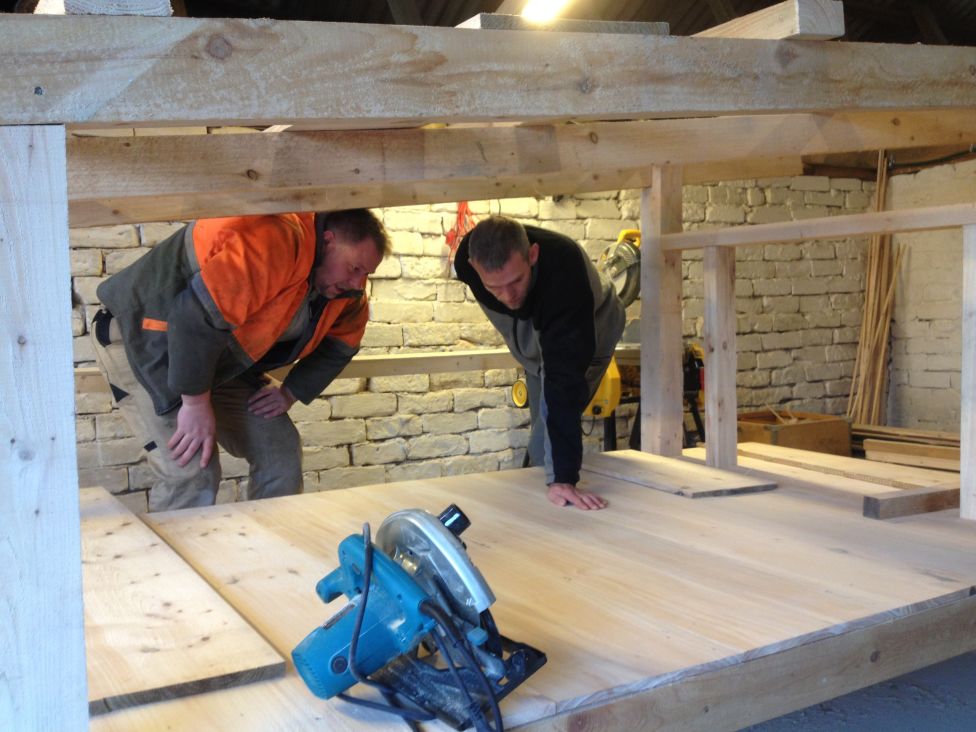 Leverandør at materialer i 2015 og hovedmanden bag miniSHELTERS Henrik Vang diskuterer prototypen