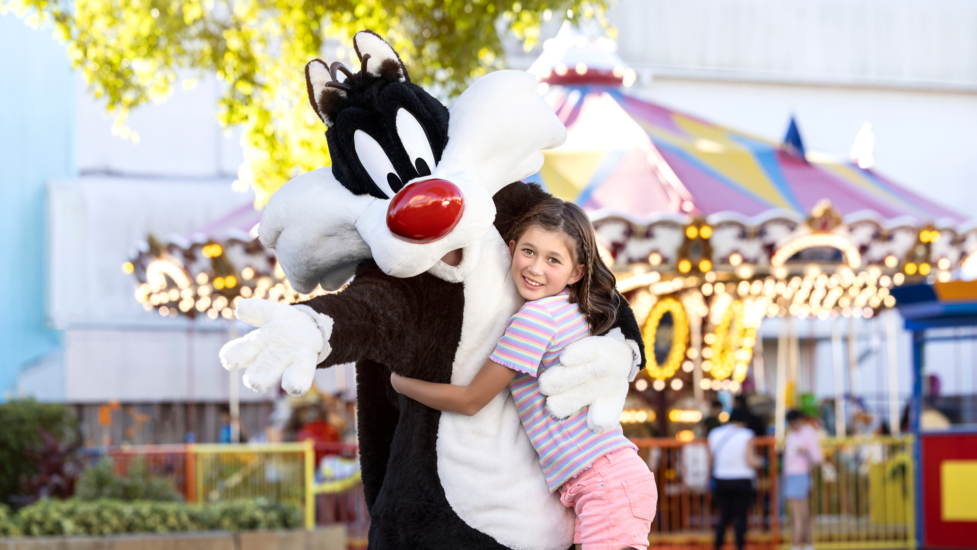 Sylvester pointing to the camera in front of the 'That's all folks!' sign of the Kids WB! Fun Zone at Warner Bros. Movie World