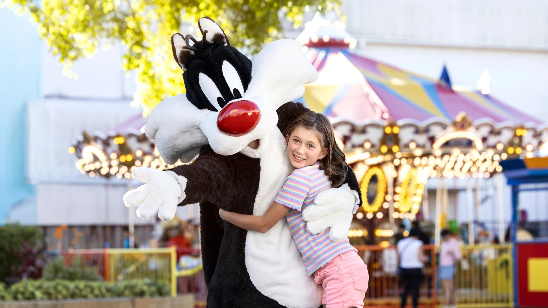 Sylvester pointing to the camera in front of the 'That's all folks!' sign of the Kids WB! Fun Zone at Warner Bros. Movie World