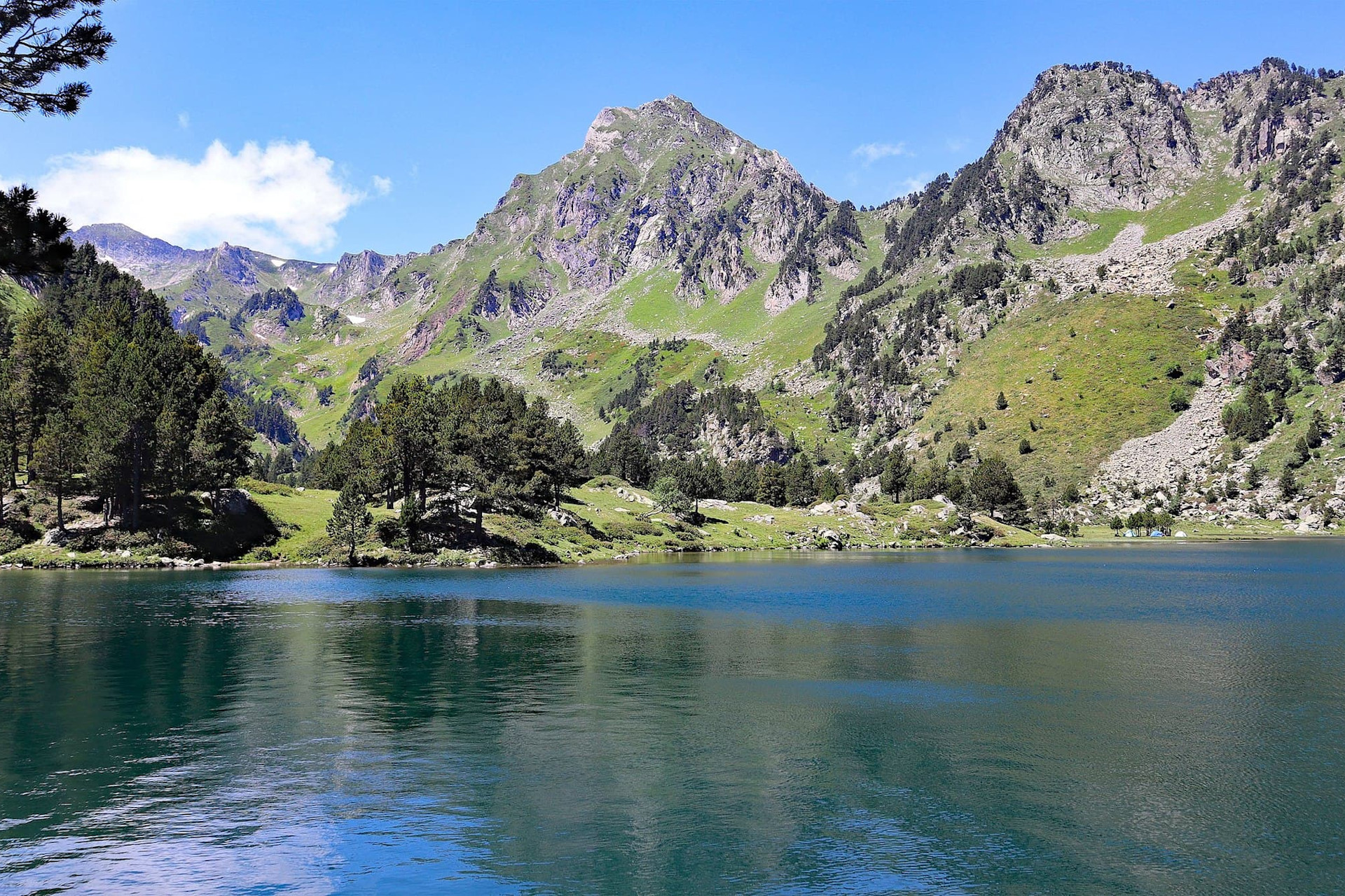 Let's discover the most beautiful peaks of the Pyrénées