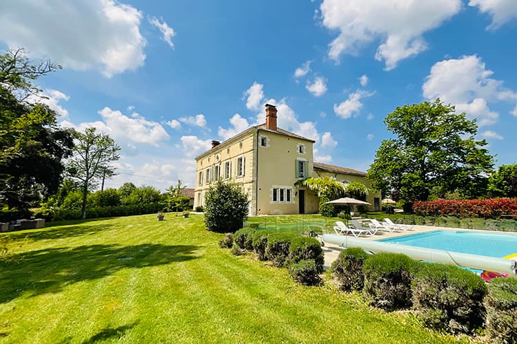 Holiday rental accommodation in Nouvelle-Aquitaine offering electric car charging facilities