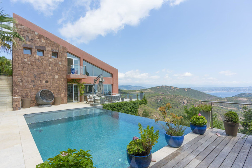 holiday villa in Provence with private heated pool