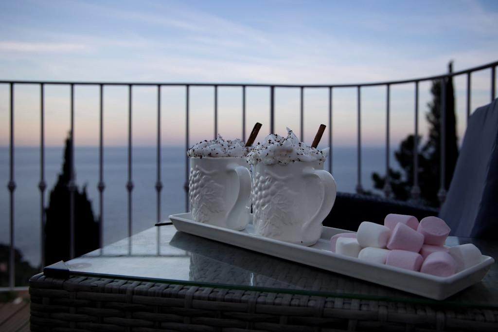 Guimauve au bord de la piscine