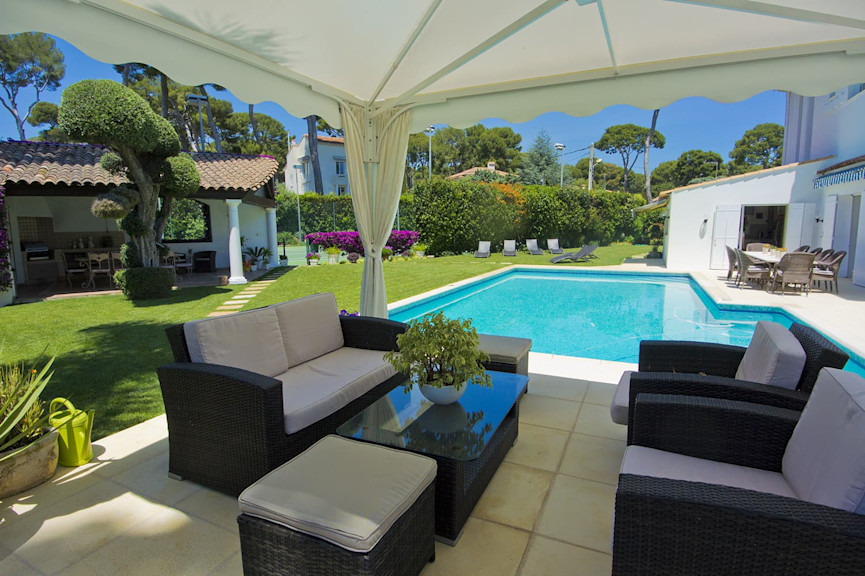 Covered pool terrace