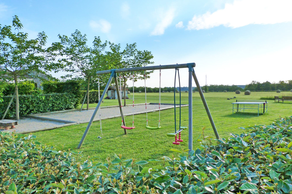 Balançoires et aire de jeux pour enfants