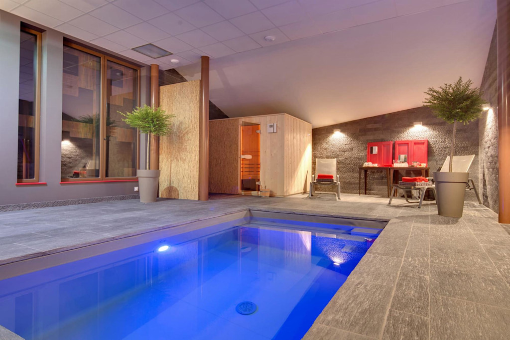 Piscine intérieure privée et spa