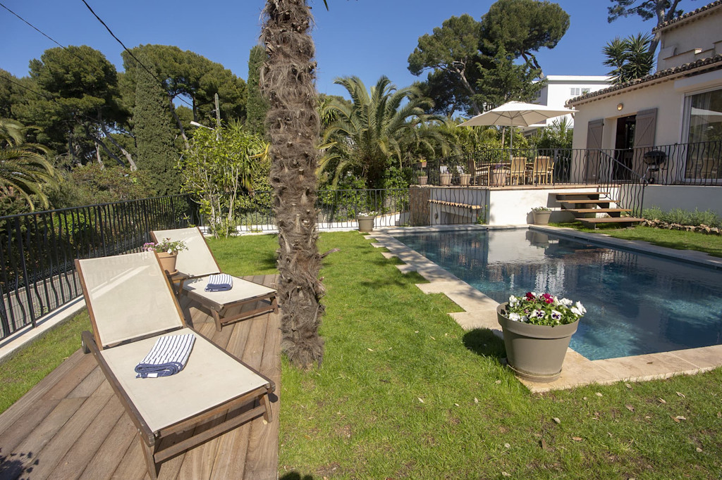 Piscine privée avec jardin avec pelouse à Antibes