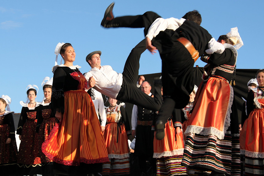 © muffinn from Worcester, UK — Riec sur Belon - Le cercle celtique Bleuniou Lann an Aven, CC BY 2.0, https://commons.wikimedia.org/w/index.php?curid=29278331