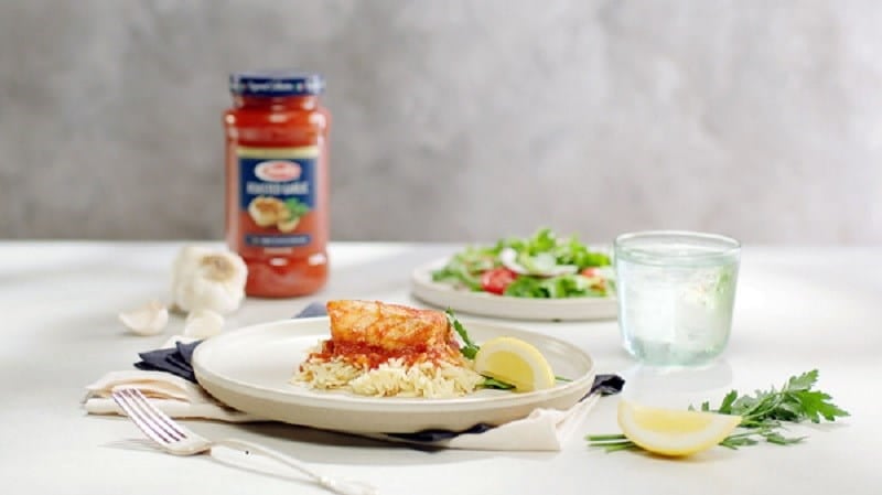 Pâtes orzo Barilla Simple et Rapide avec poisson poché à la tomate et ...