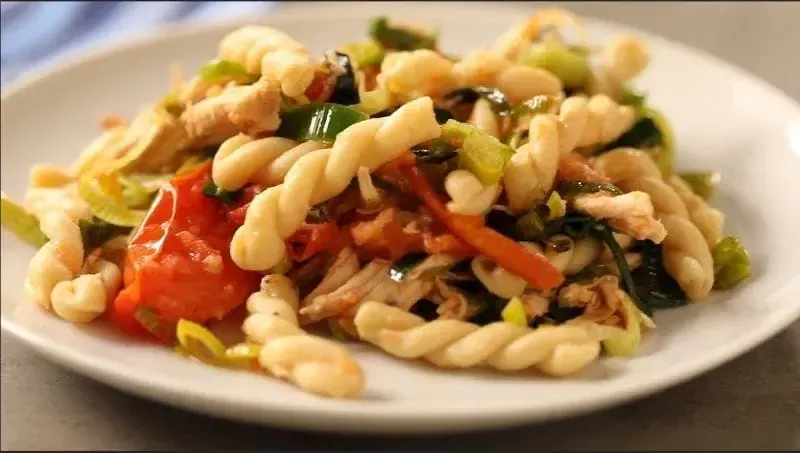 Weeknight Chicken Pasta with Leeks & Tomatoes Recipe | Barilla
