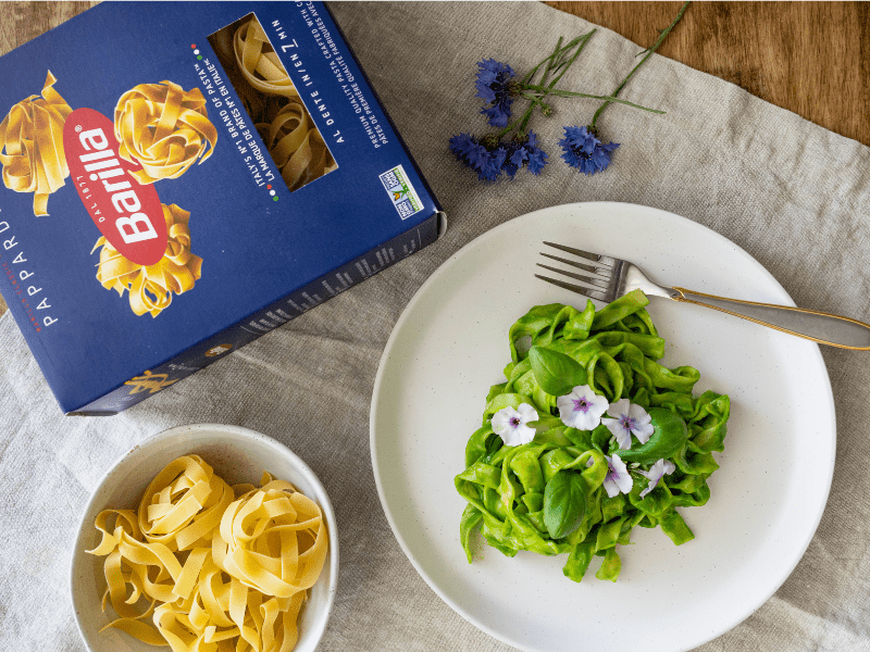 Pâtes pappardelle crémeuses aux épinards et au basilic