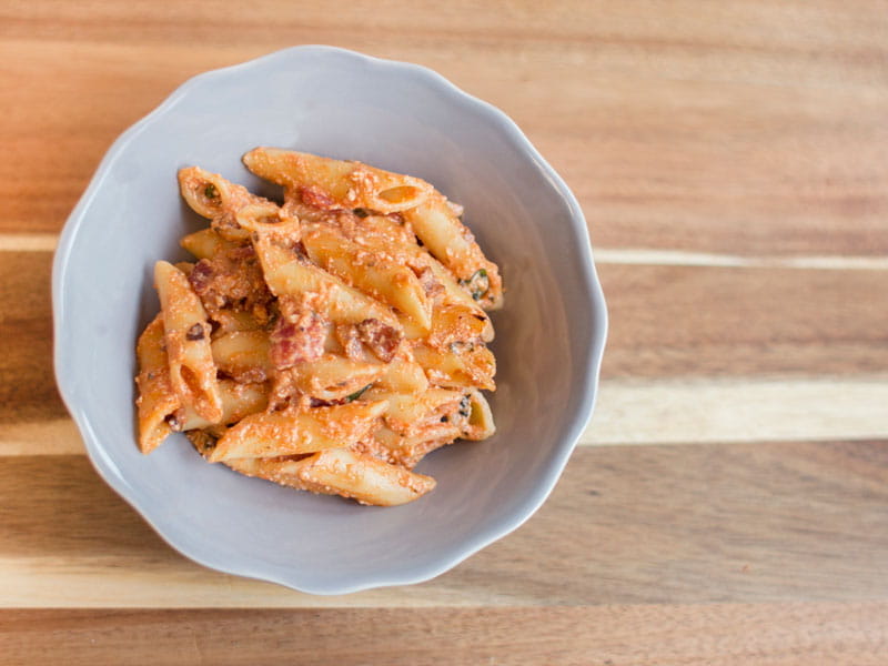 Pâtes penne lisce Barilla au bacon, fromage ricotta et sauce tomate au basilic