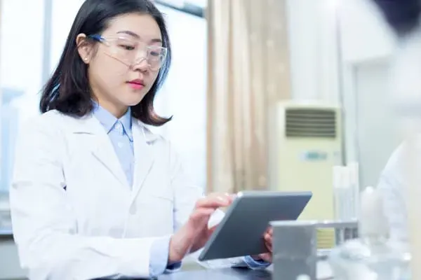 Femme scientifique au travail