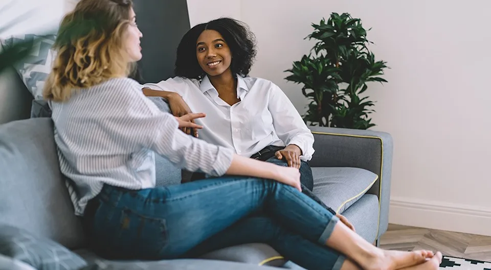 Deux jeunes femmes se parlent