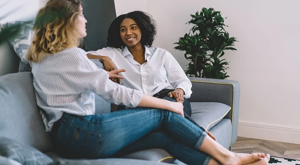 Deux jeunes femmes se parlent