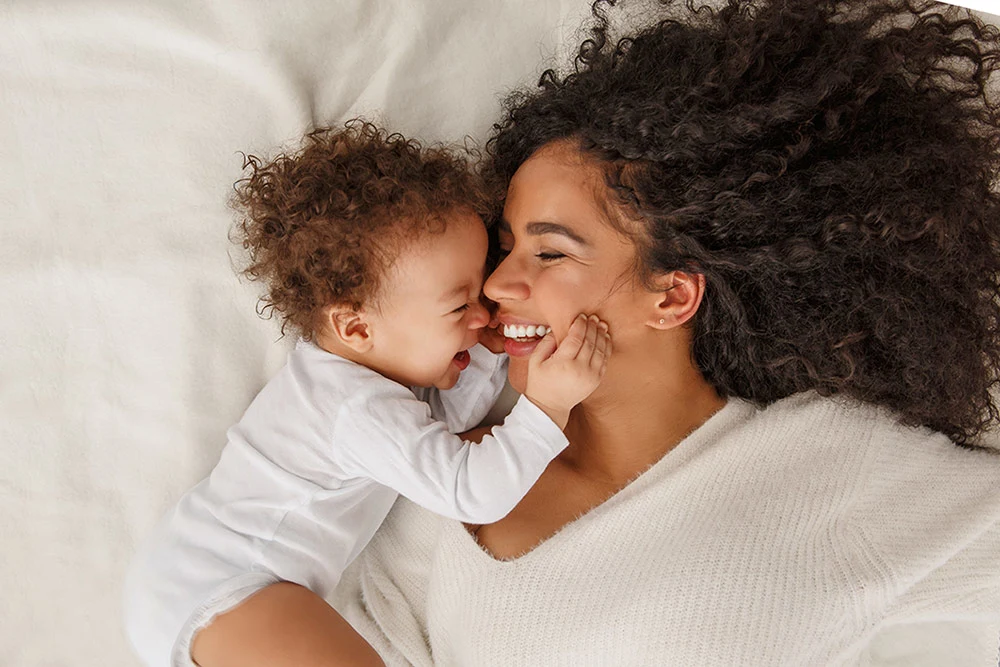Mère souriante avec son bébé