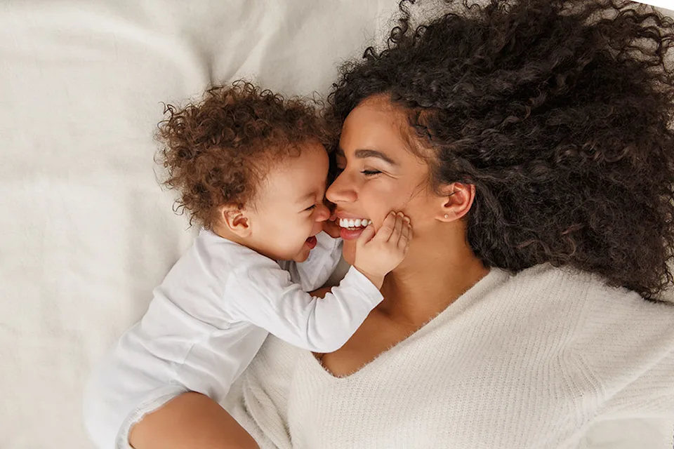 Mère souriante avec son bébé