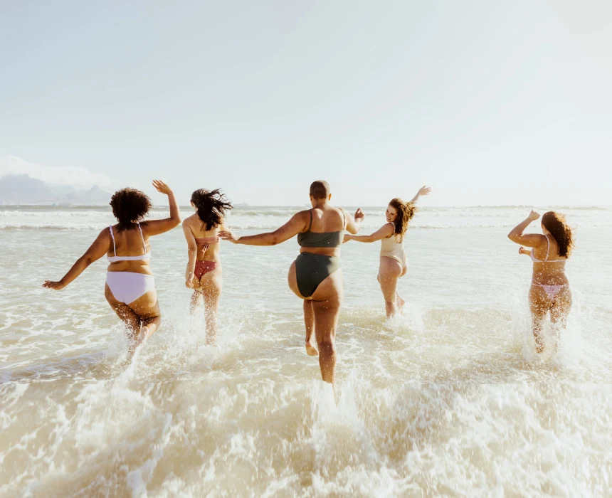 En grupp kvinnor springer genom havet