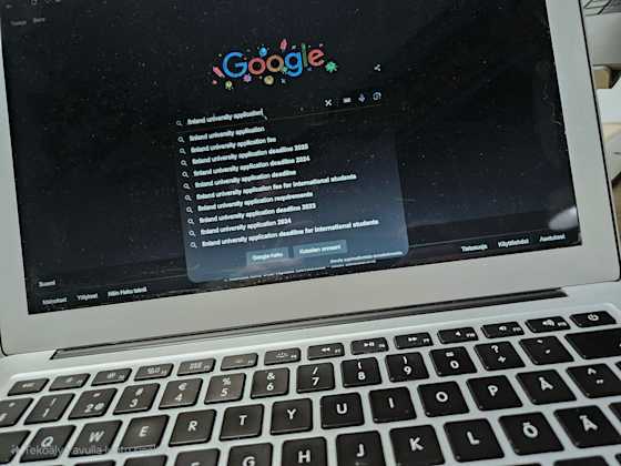 Kannettavan tietokoneen ruutu, jossa on auki Google ja haku "Finland university application"