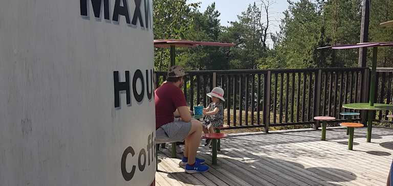 Kuva Lauri Lavannista leikkimässä tyttärensä kanssa Muumimaailmassa.