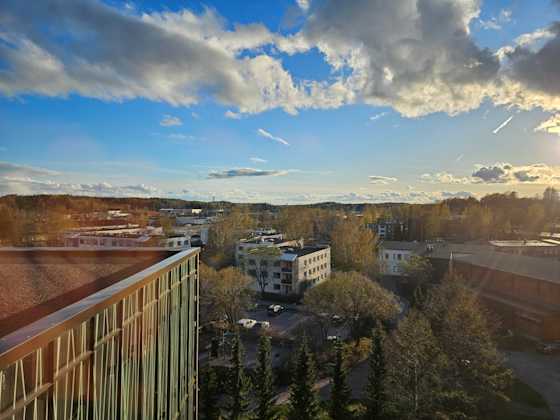Kuva Kirkkonummen keskustasta korkealta, taustalla aurinko matalalla
