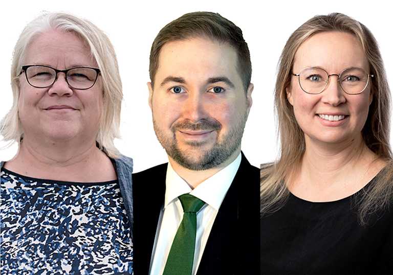 Triptyykki, jossa vasemmalle Johanna Fleming sini-valkoinen vaate päällään, keskellä Lauri Lavanti puku ja kravatti päällään ja oikealla Paula Oittinen tumma paita päällään.