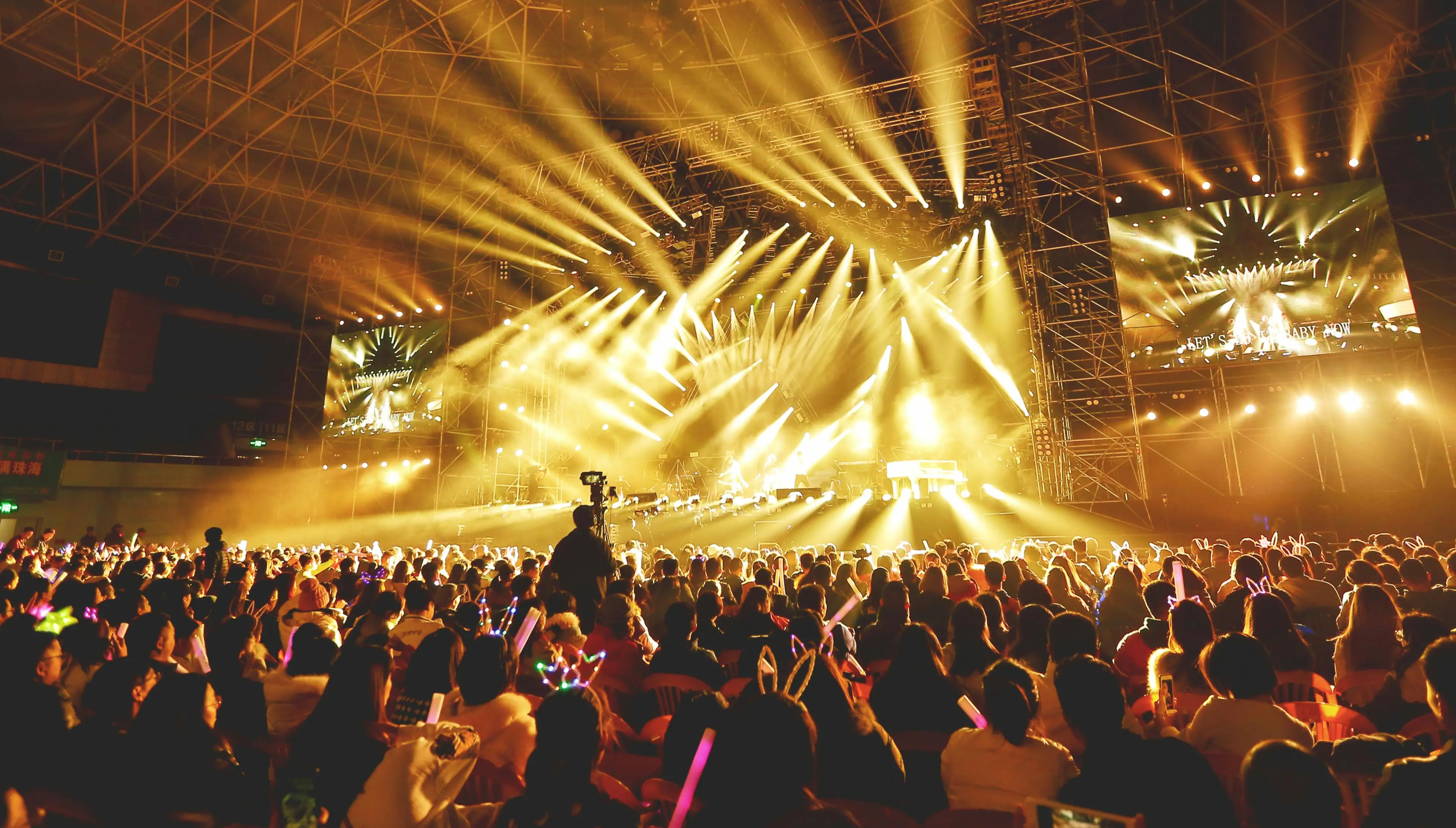 Stadium Concerts vs. Arena Concerts: Which Is Better for Your Live Music Experience?