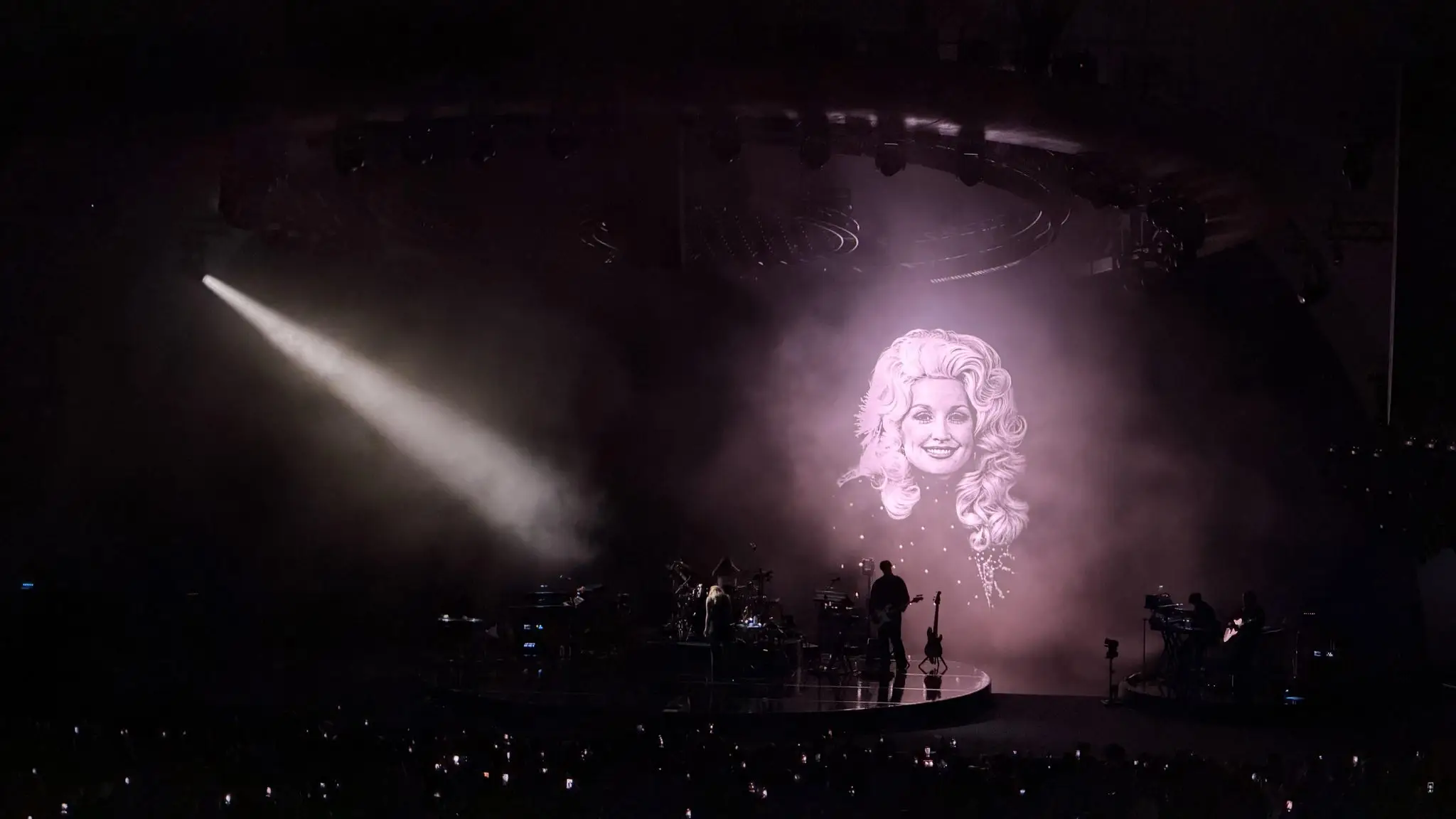 Miley dolly-parton-tribute-stage-visual