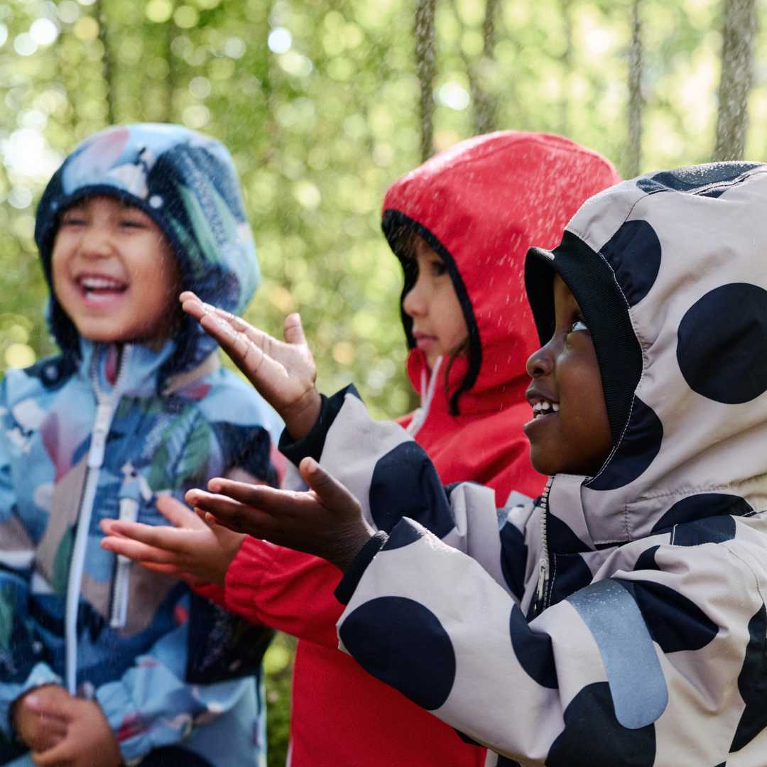 Children-consulting-about-playing-outside