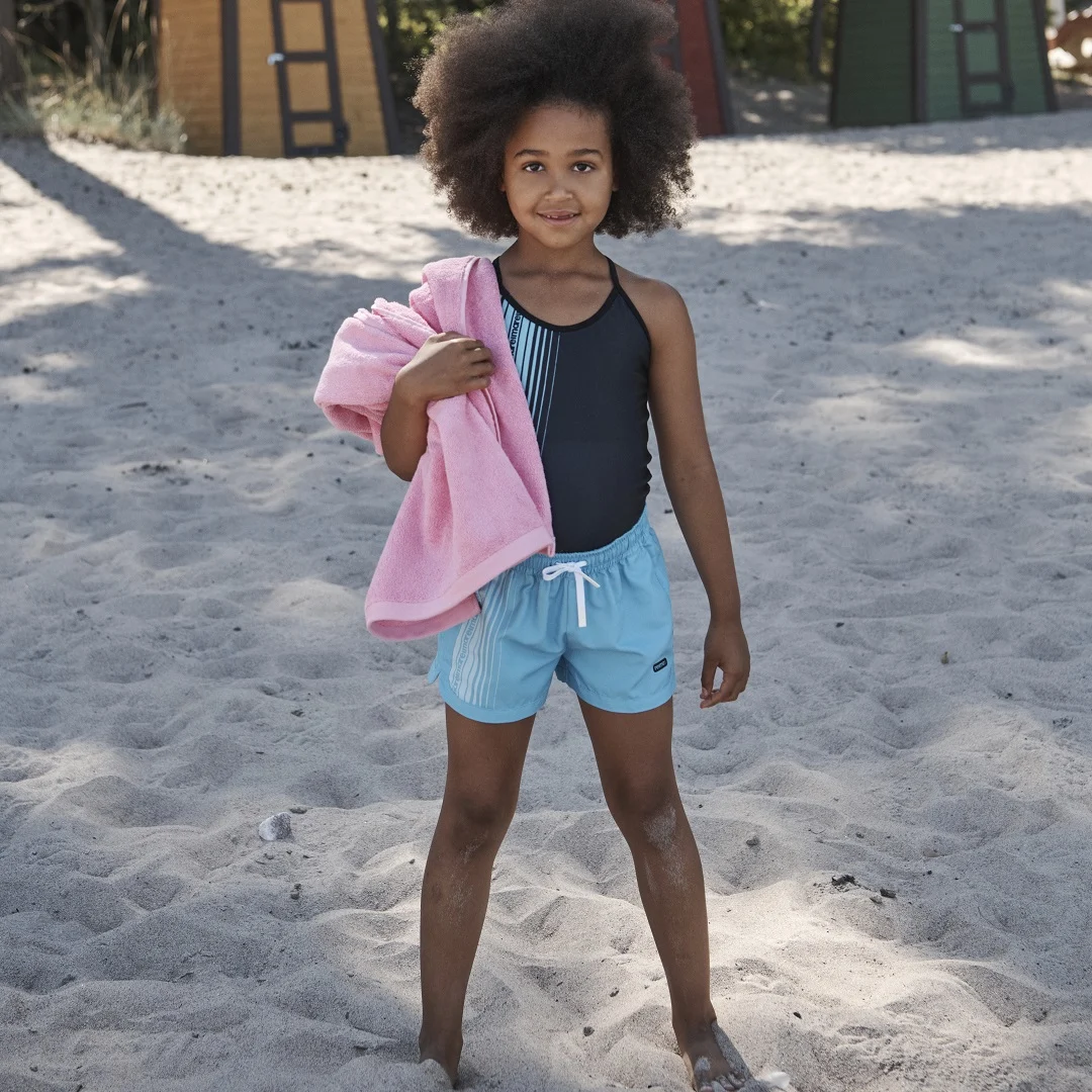 Girl standing on beach Nauru Tropiikki 1080x1080