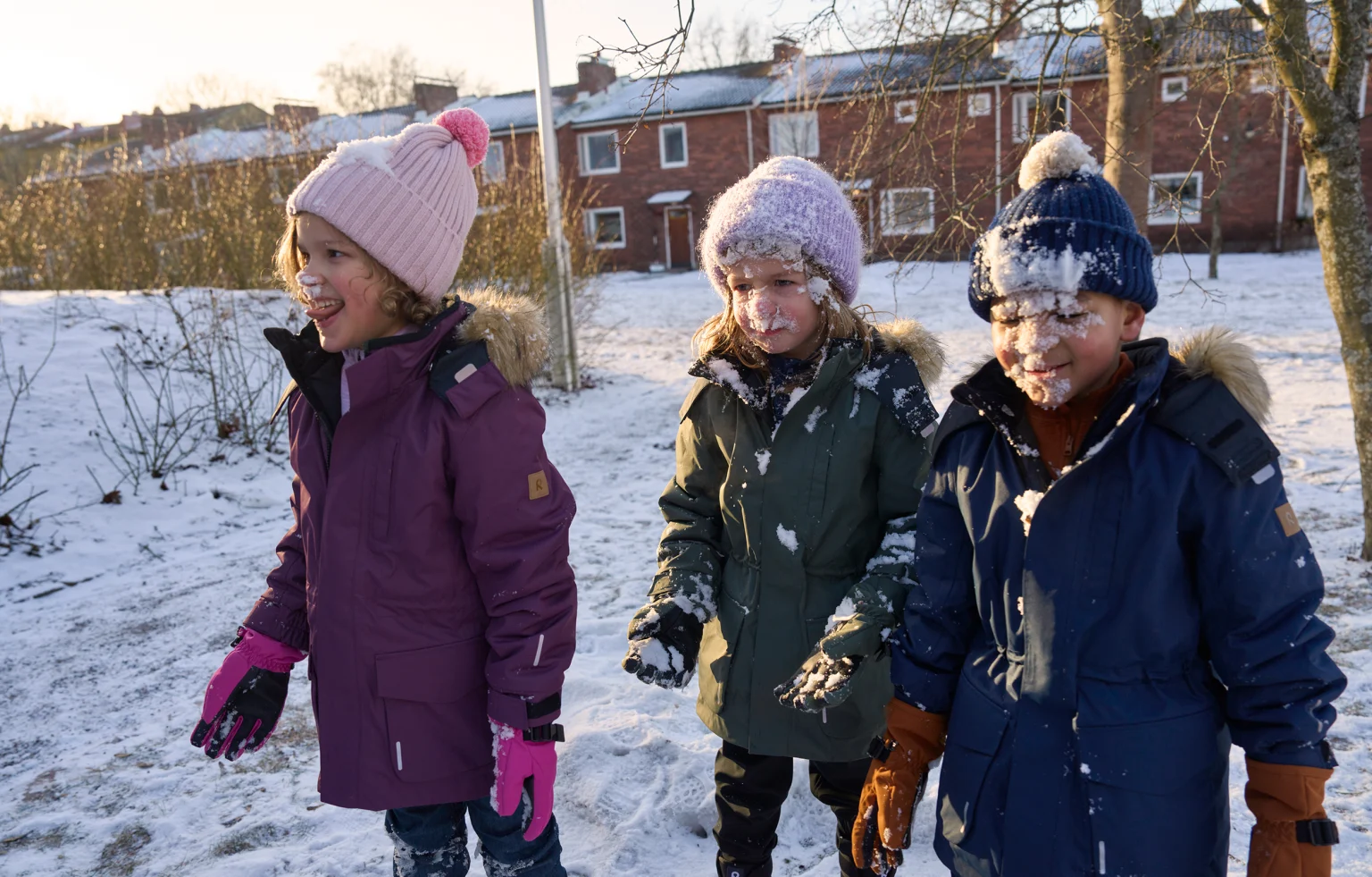 Children-playing-with-their-hats-and-gloves-covered-in-snow.jpg