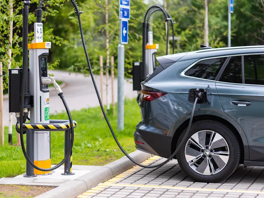 Kuva sähköautosta jota ladataan abc:n asemalla.