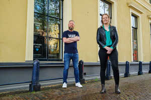 Deze week spraken we met Kelly Hammer en Rens den Hartog van het Burgerweeshuis in Deventer over de postercampagne die het poppodium bedacht om fans en vrijwilligers een hart onder de riem te steken.