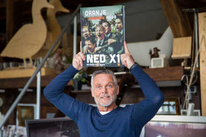 Fotograaf Eric geven legde drie generaties lang Nederlandse topvoetballers vast. Dat werk bundelt hij nu in een boek: NED X1. 