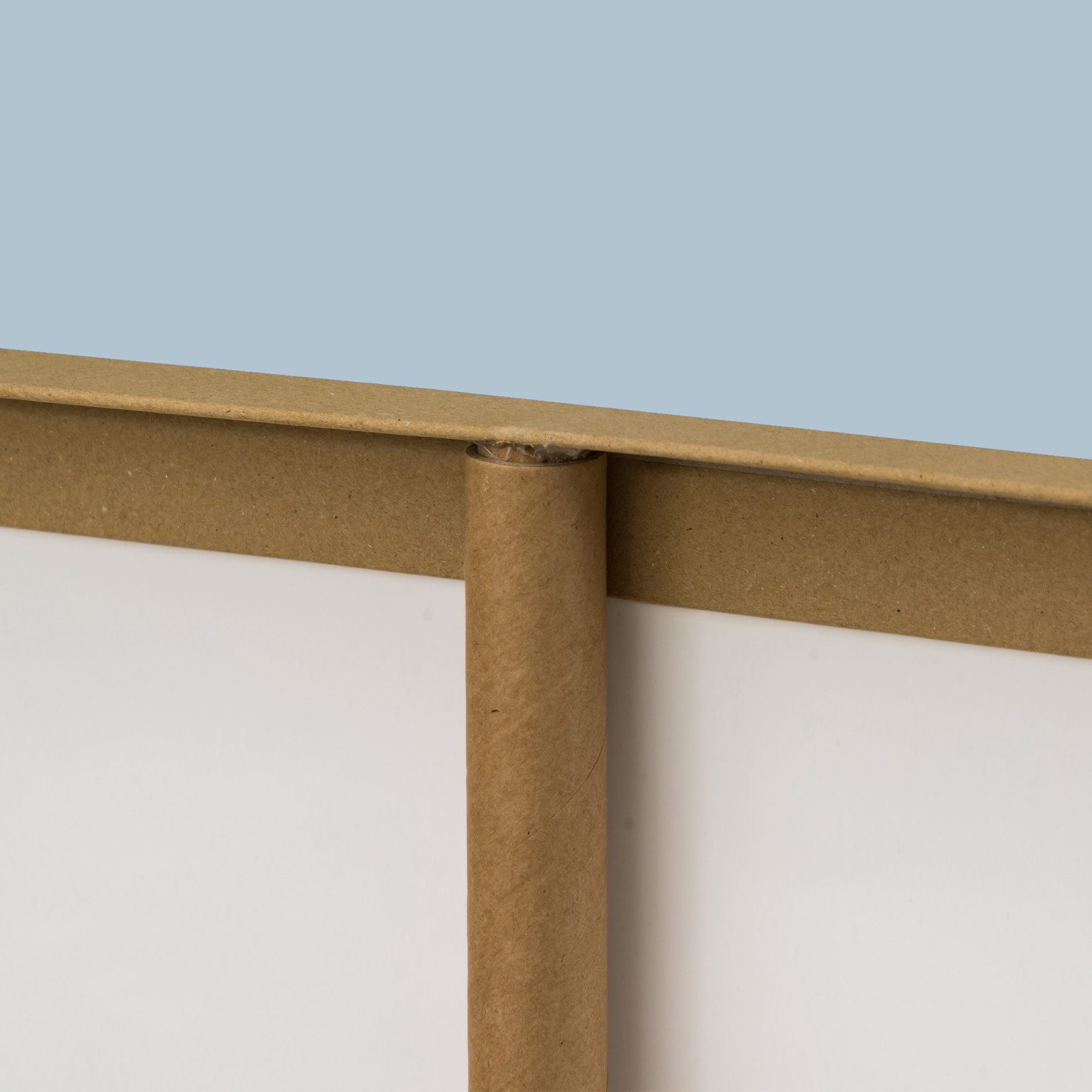 Kartonnen roll-up banner close-up bovenkant vast witte achtergrond