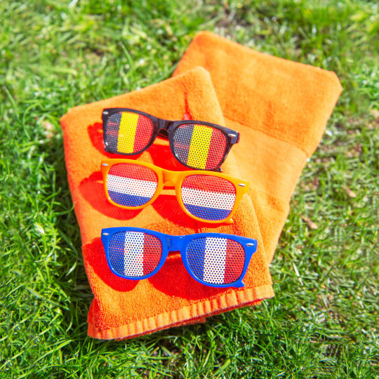 Zonnebrillen-vlaggen-handdoek