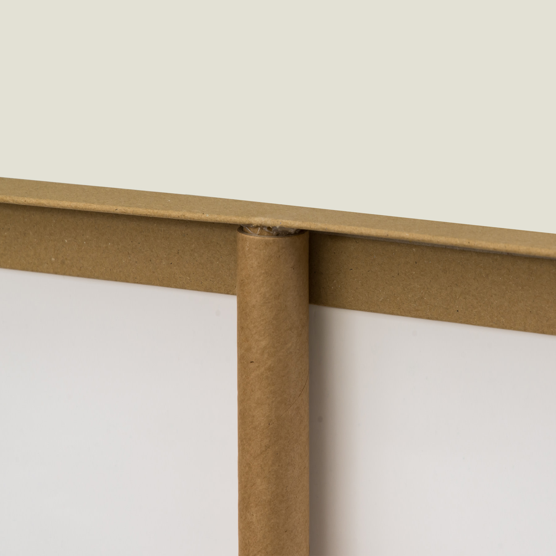 Kartonnen roll-up banner close-up bovenkant vast