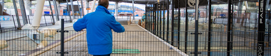 De eerste curlingbaan van Oost-Nederland rolt uit onze printer: “Heel eerlijk: ik wist niets van curling!”